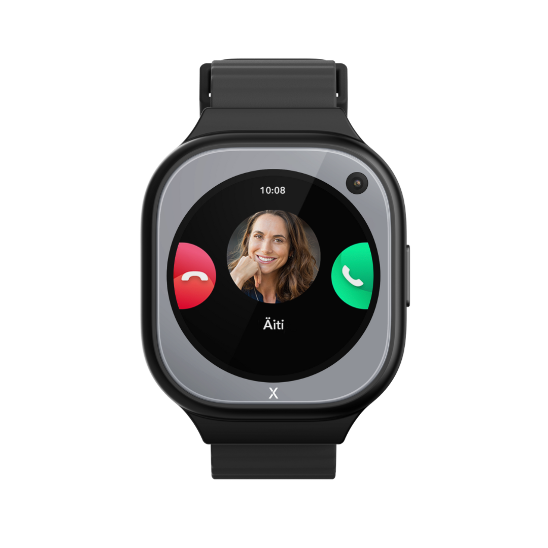 Musta Xplora X6 Pro -lasten kellopuhelin edestä, näytöllä soittavan äidin kuva sekä punainen ja vihreä painike puhelun vastaamiseen tai hylkäämiseen.