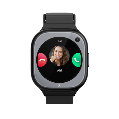 Musta Xplora X6 Pro -lasten kellopuhelin edestä, näytöllä soittavan äidin kuva sekä punainen ja vihreä painike puhelun vastaamiseen tai hylkäämiseen.