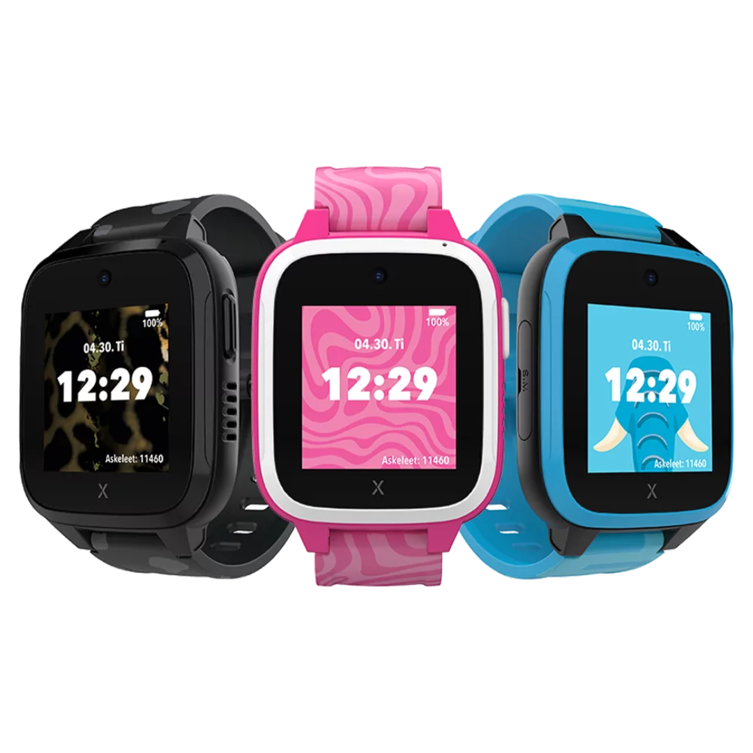 Xplora XGO3 -älykelloja on saatavilla kolmessa eri malleissa: 'Musta pantteri' tummalla naamiointikuvioinnilla, 'Vaaleanpunainen seepra' aaltoilevalla vaaleanpunaisella kuvioinnilla ja 'Sininen norsu' raidallisella kuvioinnilla ja norsuaiheella. Kaikissa malleissa aika ja päivämäärä näkyvät näytöllä.