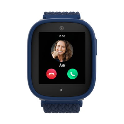 Sininen Xplora X6 Play -kellopuhelin edestä päin, näytöllä saapuva puhelu äidiltä; sininen punottu ranneke.