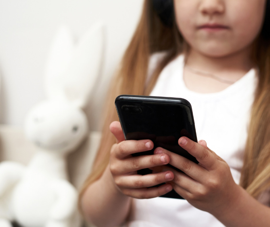 Tutkimus: Joka neljäs suomalainen vanhempi katuu älypuhelimen ostamista lapselle